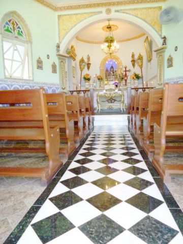 -Interior da Capela estilo colonial para  pessoas