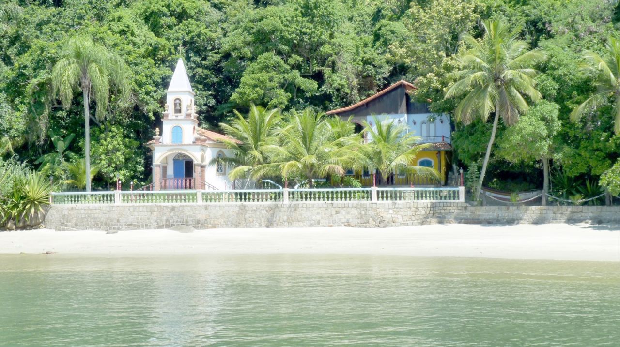 -Praia e Capela aos fundos - Ilha do Bernardo